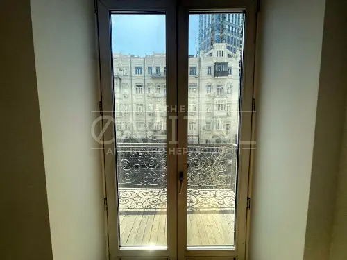 комерційна за адресою Саксаганського вул., 28