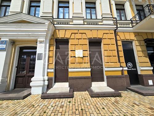 комерційна за адресою Володимирська вул., 22