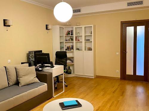 квартира за адресою Анни Ахматової вул., 31