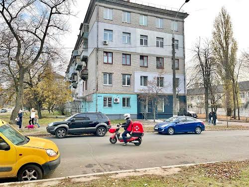 комерційна за адресою Ялтинська вул., 8